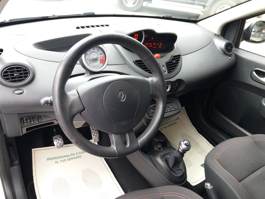 Renault Twingo 1.6 16v RS 133 cv (17)