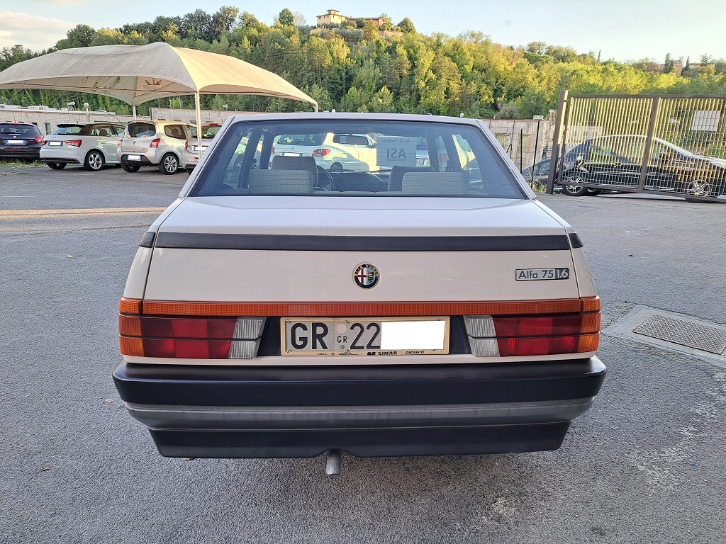 Alfa Romeo 75 1.6 (8)