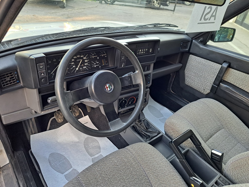 Alfa Romeo 75 1.6 (9)
